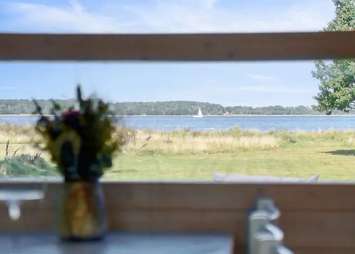 Дом отдыха Bright Cozy Summer House Directly By The Fjord