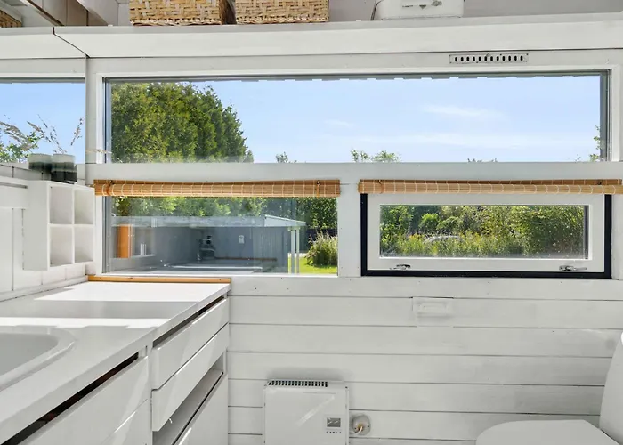 Дом отдыха Bright Cozy Summer House Directly By The Fjord